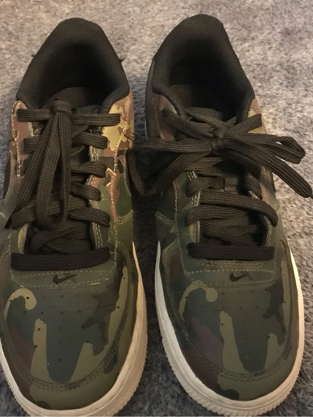 NIKE AIR FORCE 1 LV8 CAMOUFLAGE LOW TOP SNEAKERS WITH WHITE BOTTOM US SIZE 6.5 Y
